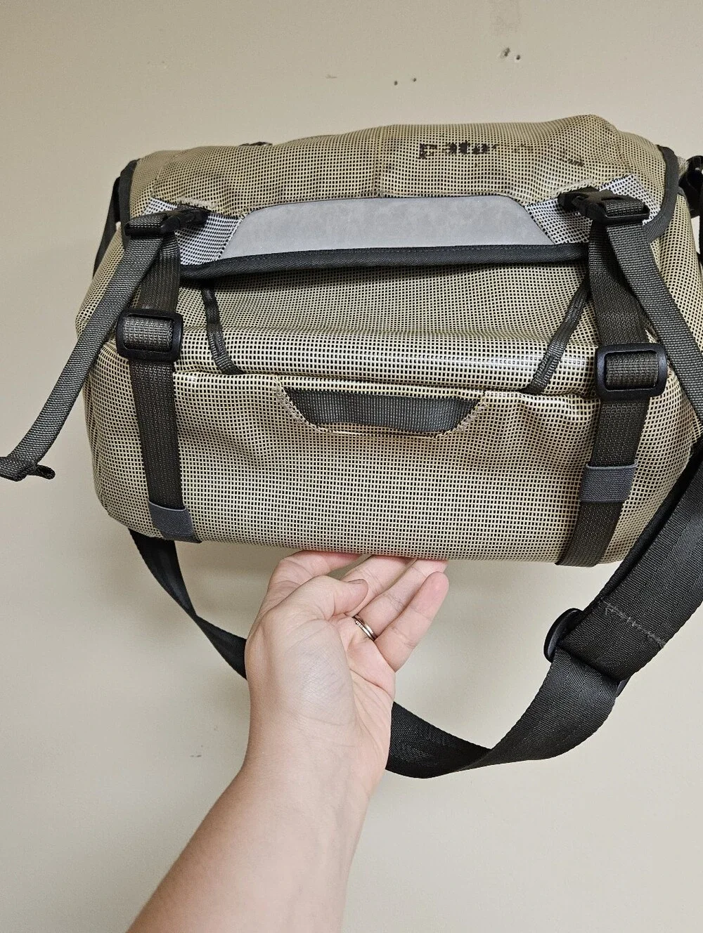 Patagonia Black Hole Mini Messenger Bag Beige 12L Crossbody Shoulder
